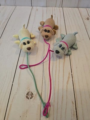 Lote De 3 DE COLECCIÓN 1996 GALOOB WIGGLE N WALK LIBRA CACHORROS PASEAR PERRO CON CORREA Foto 1 de 4