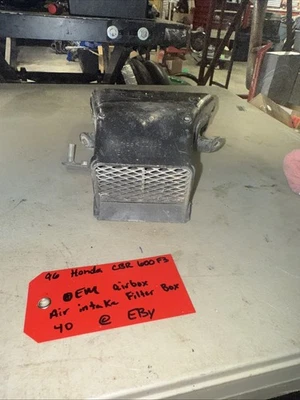 Caixa de filtro de entrada de ar 1996 Honda CBR 600 F3 fabricante de equipamento original - Imagem 1 de 4