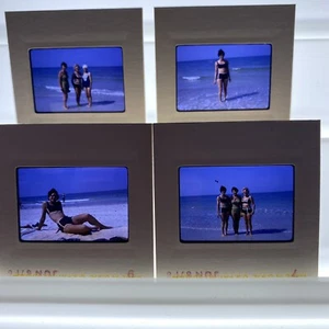 4 De Colección 1967 Película Diapositivas Damas en la Playa Bikini/Una Pieza Edad Media - Imagen 1 de 7