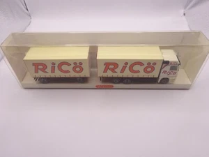 WIKING: MB Actros Gardinenplanen-Lastzug " Ricö " Nr.0564 02 46 (GK16+98) - Foto 1 di 2