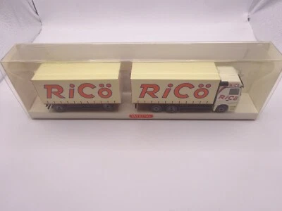 WIKING: MB Actros Gardinenplanen-Lastzug " Ricö " Nr.0564 02 46 (GK16+98) - Immagine 1 di 2