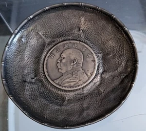 Cina piatto argento con moneta Yuanshikai argento 1914 1 yuan j4 - Foto 1 di 4