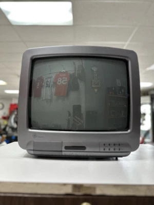 *NON TESTED* General Electric - 13” CRT Television - 13GP210B - No Remote. - Image 1 of 4