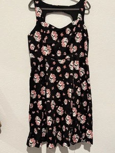 TORRID 18 schwarz Totenkopf rosa Rosen Cut Out Swing Kleid Herzausschnitt - Bild 1 von 12