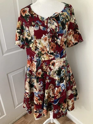 Vestido floral Janette talla grande 16 sobre fondo borgoña Foto 1 de 4