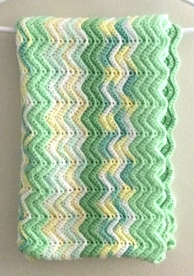 Manta de bebé de ganchillo hecha a mano cochecito guardería afgano 76x26 blanco verde amarillo Foto 1 de 3