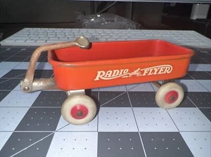Radio giocattolo vintage miniatura metallo volantino linea radio vernice rossa ruote bianche - Foto 1 di 7
