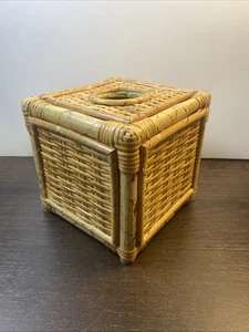 Vintage MCM Bambus Rattan Geflecht Tissue Box Abdeckung Halter 6x6x6 Quadratisch Gebogene Seiten - Bild 1 von 4