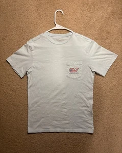 Vineyard Vines Sailfish Boot T-Shirt Herren XS hellblau Tasche Grafik Tee - Bild 1 von 7