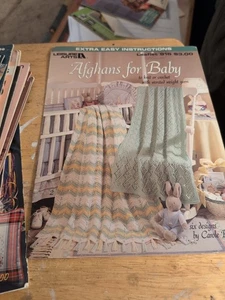 Leisure Arts #916. Afghanen für Baby 1990 zum Stricken & Häkeln.  6 Designs sehr guter + Zustand - Bild 1 von 1