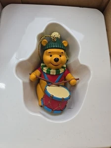 Grolier Disney Winnie Puuh Schlagzeuger Junge Pooh Bär Weihnachtsschmuck (Neu) - Bild 1 von 5