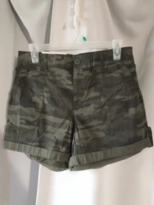 Pantalón Corto Social Standard Sanctuary Para Mujer Hero Utility Cadete Camuflado Calce Relajado Pequeño - Imagen 1 de 5