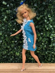 Muñeca de pelo largo abatible rubia Francie vintage años 60 con pestañas enraizadas y piernas flexibles - Imagen 1 de 19