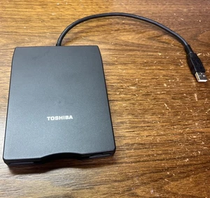 Unidad de disquete externa USB Toshiba PA3109U-1FDD.  ¡Probado y funciona! - Imagen 1 de 4