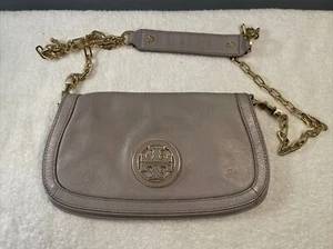 Tory Burch Amanda Logo Gray Crossbody Clutch Gold Chain Flap Magnetic Closure - Picture 1 of 11