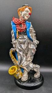 Estatuilla pintada grande de payaso apoyado en saxofón enchapada en plata, italiana vintage - Imagen 1 de 16
