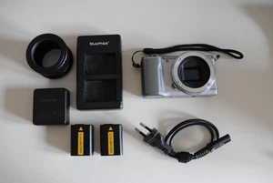 Sony Alpha 5000 - a5000 - Zubehörpaket: Doppelladegerät, 2 Akkus, T2 Adapter - Bild 1 von 2