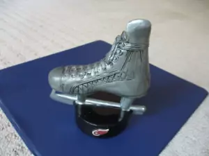 Muy Raro Temprano Detroit Red Wings Metal Patín Abridor de Botellas Peso de Papel - Imagen 1 de 9