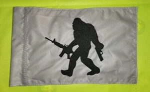 10"X15" Bigfoot con Pistolas Plata Bandera de Seguridad UTV ATV JEEP BOAT Bicicleta Kayak - Imagen 1 de 2