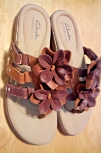 NUOVI sandali donna Clarks pelle marrone marrone fiori taglia 7 slip-on tanga scarpe nuovi con etichette - Foto 1 di 8
