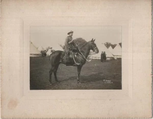 FOTOGRAFÍA PREVIA A LA PRIMERA GUERRA MUNDIAL UN SOLDADO DE CABALLERÍA EN EL CAMPAMENTO C1912 P JONES LINCOLN - Imagen 1 de 2