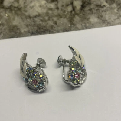 Pendientes Lisner firmados tono plata atornillados cristal pedrería esmalte blanco Foto 1 de 4