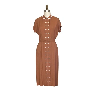 Vestido Vintage 1950s Cinnamon Gabardine Day | Vestido Vintage Marrom Day dos anos 1950 - Imagem 1 de 4