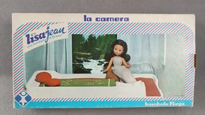 LISA JEAN CAMERA LA SUA CASA BAMBOLA 15 ANNI BAMBOLE FURGA NEW VINTAGE ANNI 70 - Foto 1 di 7