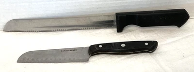 Cuchillo Farberware Santoku (19B769) y cuchillo de pan dentado de acero inoxidable Foto 1 de 4