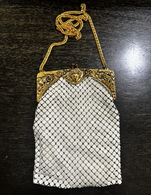 Bolso de hombro Whiting and Davis de malla blanca querubín dorado años 20 Art Deco Foto 1 de 4