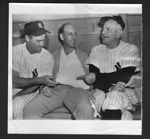 1954 Press Photo, Casey Stengel, Enos Slaughter, & Hank Bauer, New York Yankees - Picture 1 of 2