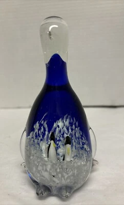 Pisapapeles de vidrio artístico pingüino con bebés dentro Foto 1 de 4