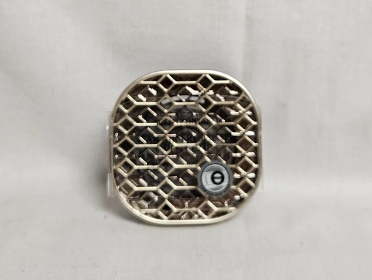 Ambientador de aire portátil para automóvil Bath and Body Works clip de ventilación dorado con formas geográficas Foto 1 de 1