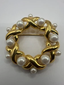 Ancienne broche Napier couronne ton or fausse perle ronde années 80 déclaration bijou - Photo 1/6