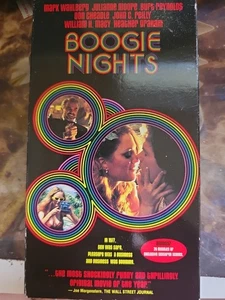 Boogie Nights (VHS, 1998) Mark Wahlberg, Julianne Moore Dirk Diggler - Bild 1 von 2