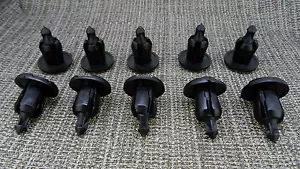 10x VOLVO CLIP PARAURTI IN PLASTICA CHIUSURA PANNELLO TRIM CLIP - Foto 1 di 10