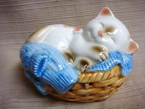 Vintage 1983 AVON Ceramic Sachet SLEEPING SIAMESE KITTEN In Laundry Basket - Picture 1 of 8