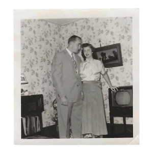 Vintage Snapshot Photo Couple TV Radio Floral Wallpaper 1950s Interior Retro - Picture 1 of 5