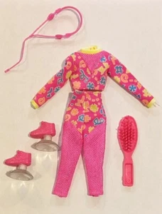 Workin Out Barbie 1996 Mattel 17317 Shirt, Hose, Schuhe, Bürste, Kamm NUR - Bild 1 von 4