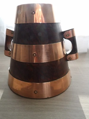 ANCIEN POT VASE en bois cerclé cuivre - Photo 1/3