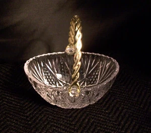 Vintage Pressed Glass Basket with Gold Tone Removable Metal Handle 5" x 4" - Picture 1 of 5