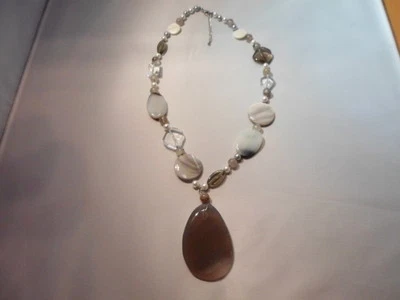 Collar de cuentas de vidrio y perlas de concha gris ágata, 20"-124,00 quilates Foto 1 de 4