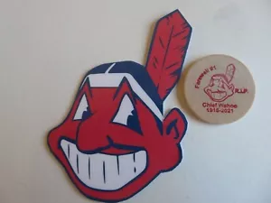 CHIEF WAHOO (IN PENSIONE 2021) 4 1/2 x 3 POLLICI, MAGNETE FRIGORIFERO & NICHEL LEGNO WAHOO - Foto 1 di 6