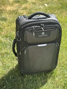 Maleta de mano Eagle Creek gris asfalto 22" vertical con ruedas - Imagen 1 de 8