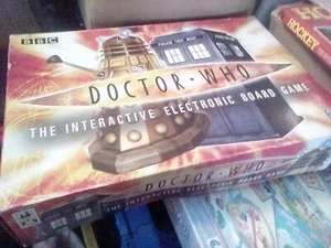 BEL GIOCO DA TAVOLO ELETTRONICO INTERATTIVO BBC DR.WHO CLASSIC,2004, OTTIME CONDIZIONI - Foto 1 di 4