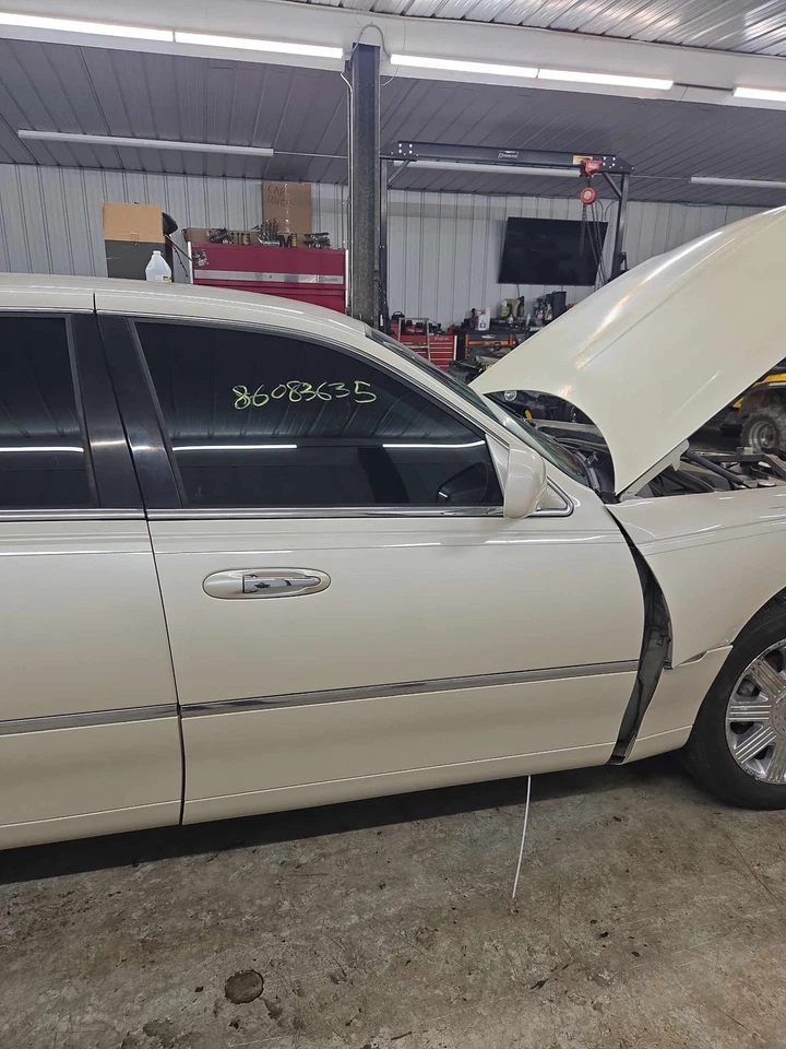 Used Front Right Door Assembly Front fits: 2003 Lincoln & TOWN CAR Front Right G Foto 1 de 4