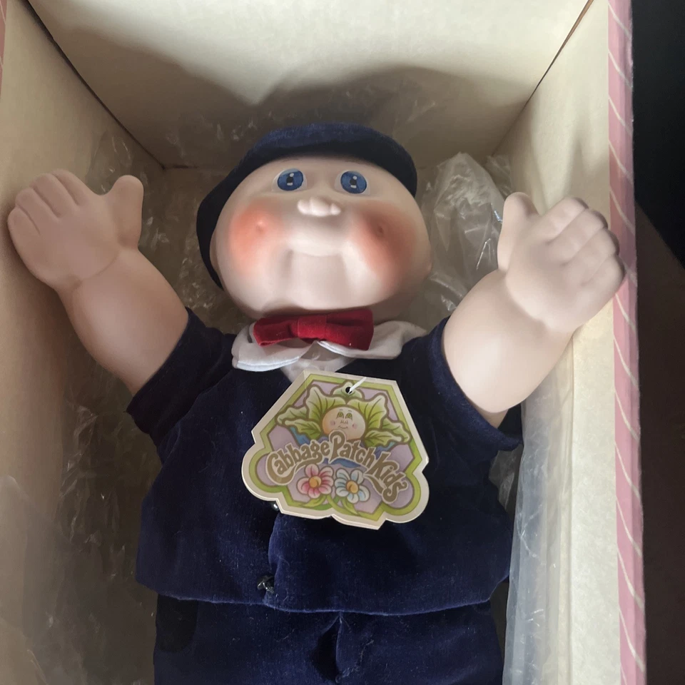 瓷白菜布贴男孩 Jeffrey Nicholas 16 英寸全新带盒  — 第 1/4 张图片