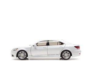 AUTOart Signature 1:18 Lexus LS600hL in Sonic Silver Metallic (defect) - Picture 1 of 17