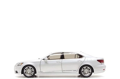 AUTOart Signature 1:18 Lexus LS600hL in Sonic Silver Metallic (defect) - Image 1 of 4