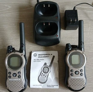 Motorola Talk About T9680RSAME Przenośne 2-drożne radio Walkie Talkie i podstawa - Zdjęcie 1 z 5